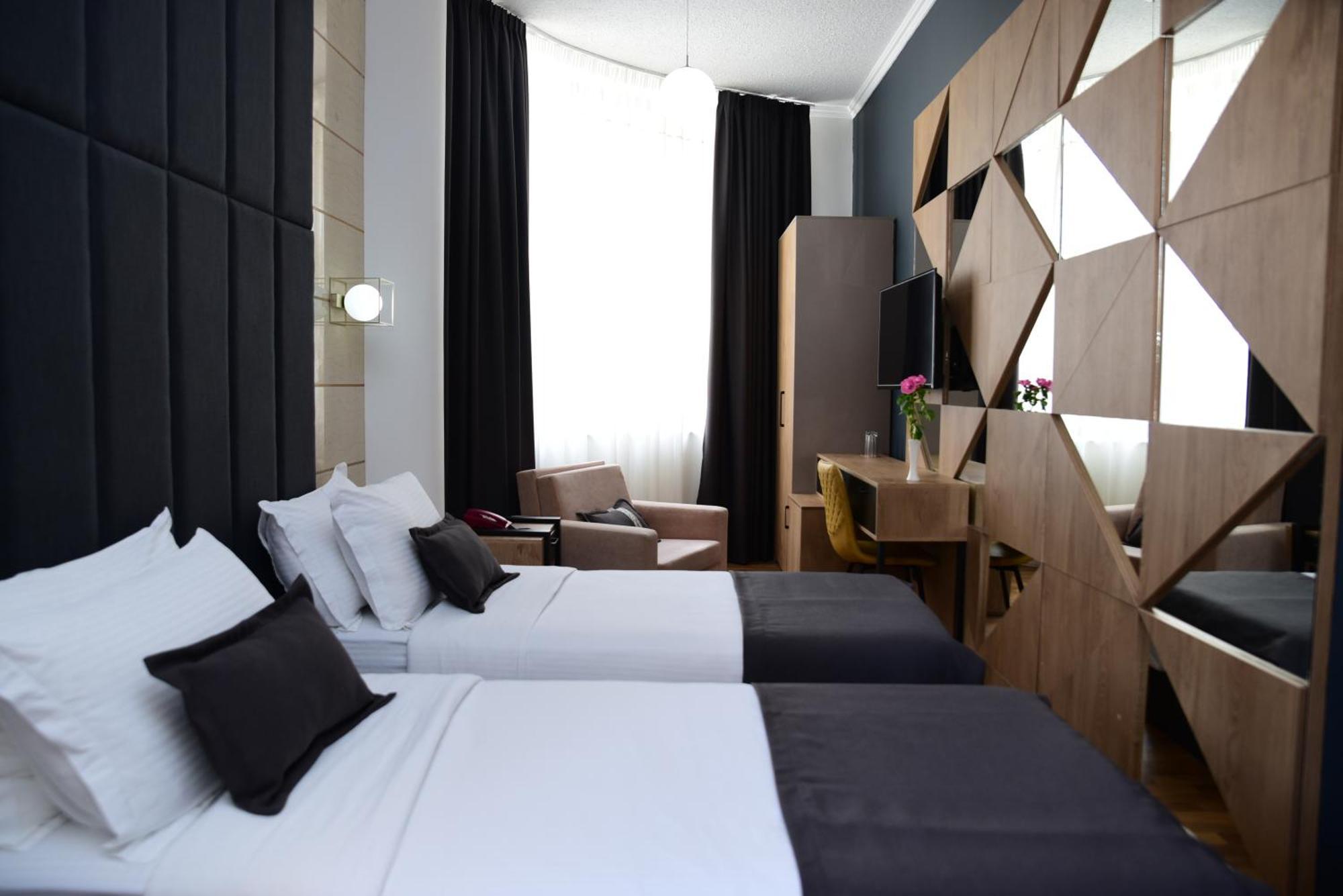 Hotel Comfort Tirana Habitación foto