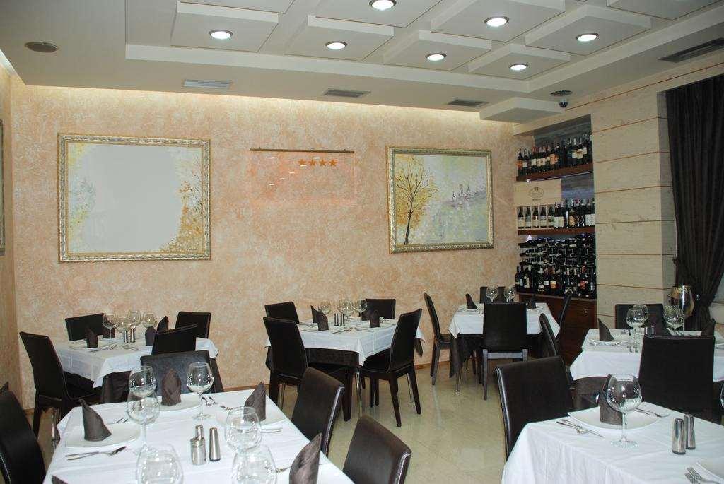Hotel Comfort Tirana Restaurante foto